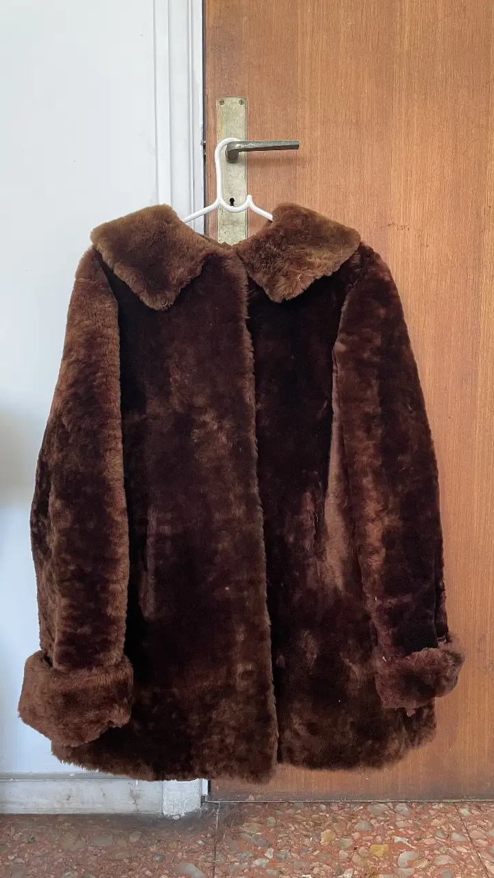 Tapado de piel sintética marrón, estilo vintage, con cuello amplio y puños con detalle. Ideal para el invierno.