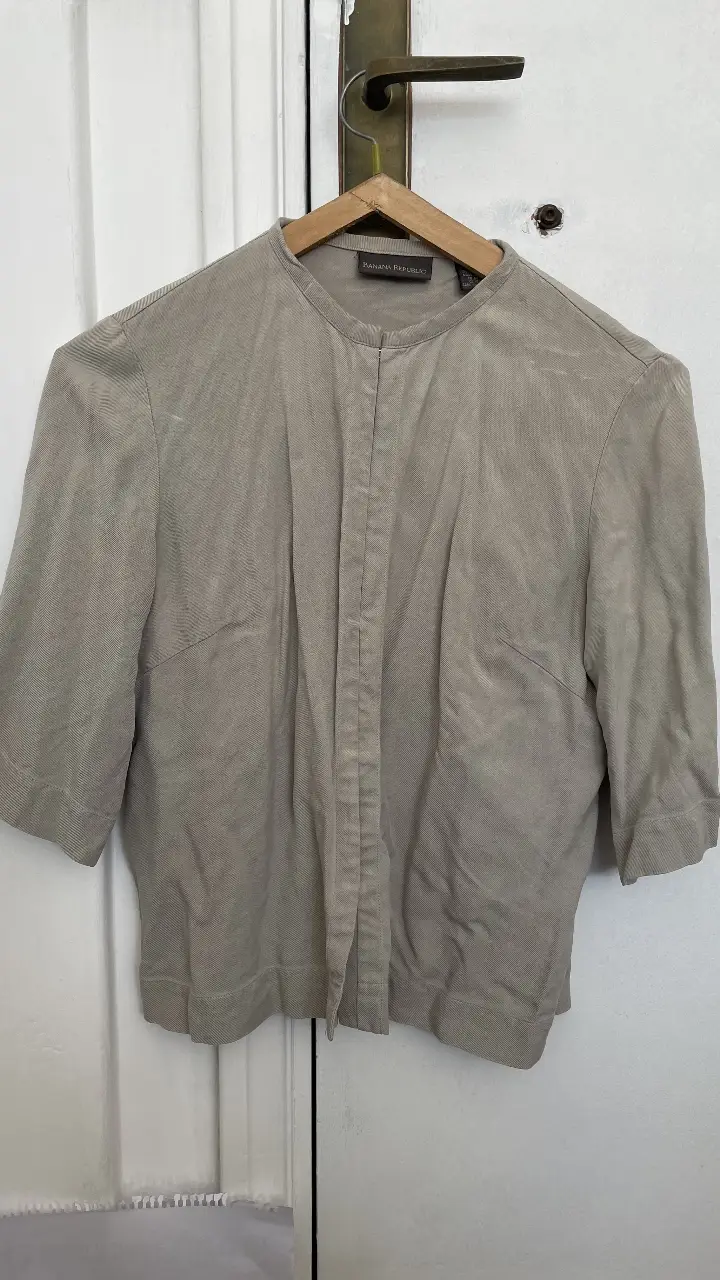 Blusa de seda Banana Republic, color gris claro, con cierre frontal y mangas cortas. También va para un S.