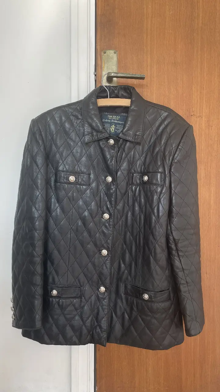 Campera de cuero negra con diseño acolchado. Detalles de botones plateados y bolsillos. Ideal para un look elegante y a la vez canchero.