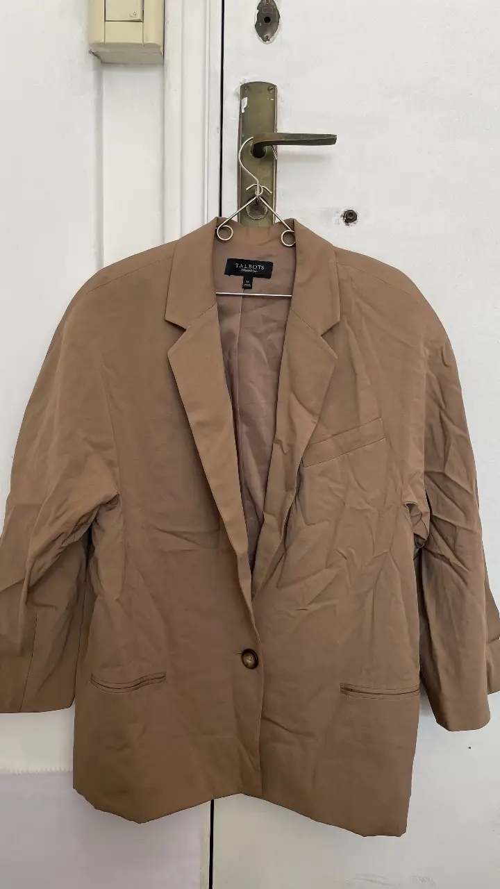 Blazer de mujer color marrón claro, de la marca Talbots. Talle 14. Ideal para un look elegante y sofisticado.