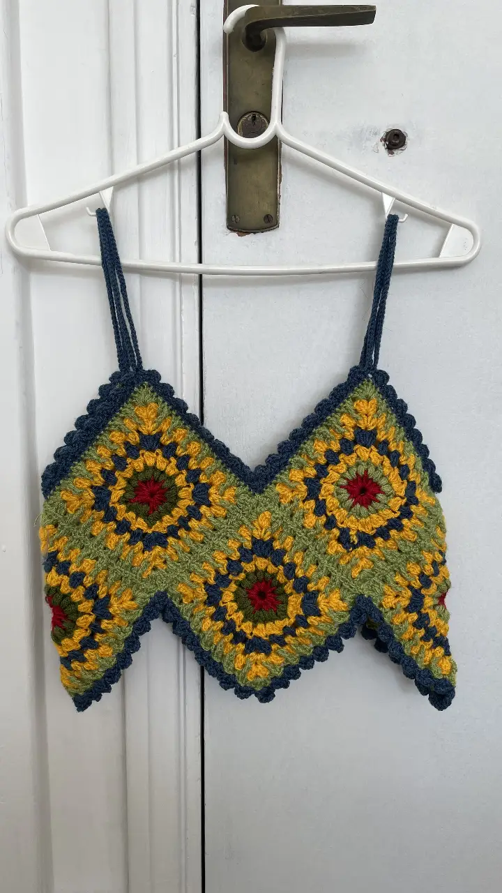 Top tejido a crochet con diseño de cuadrados, ideal para un look bohemio y artesanal. Perfecto para el verano.
