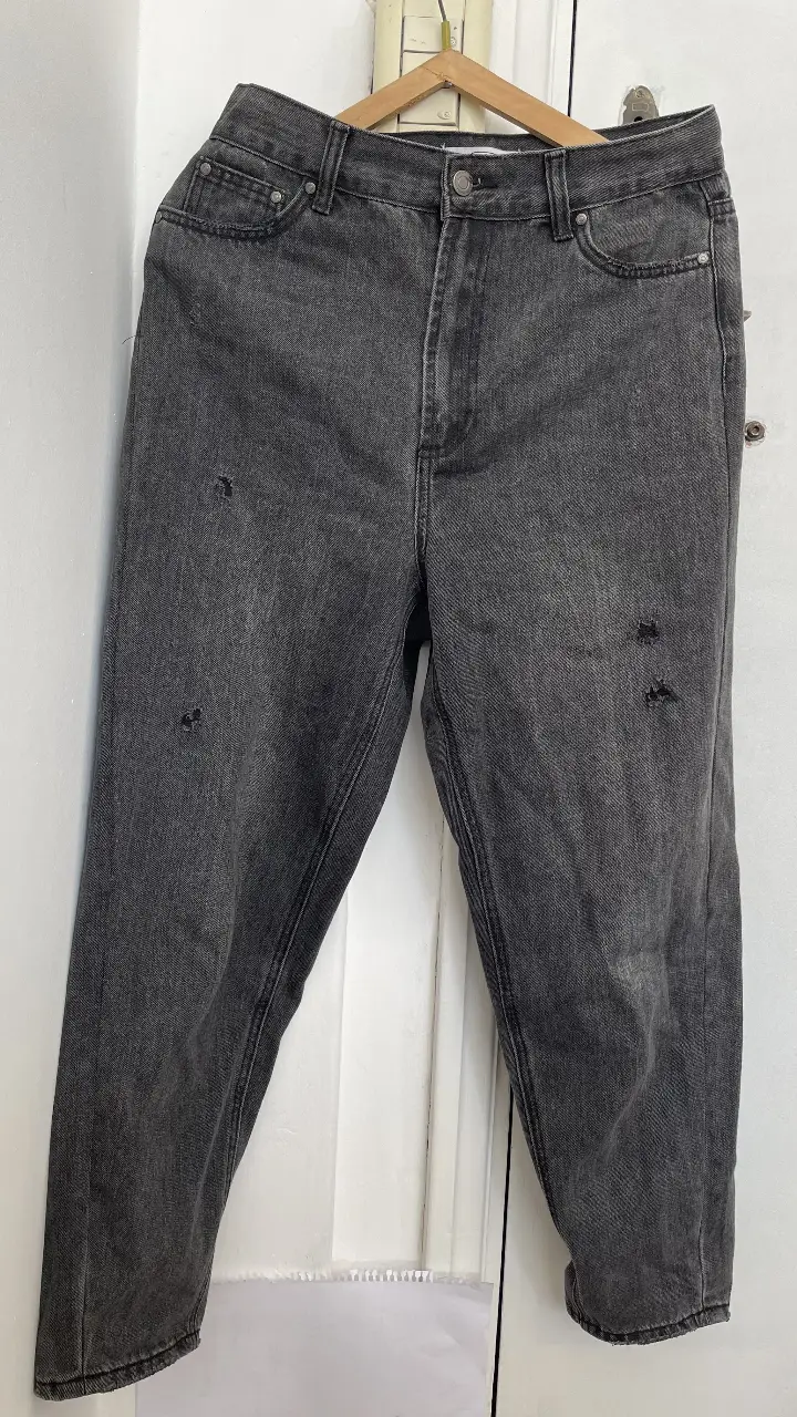 Jeans Mom rectos de color gris con detalles de roturas. Talle 10 UK, EUR 38, US 6. Marca Sioux @ Sustainable.