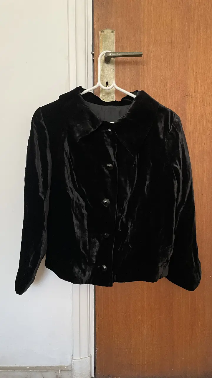 Chaqueta de terciopelo negro, con cuello solapa y botones. Ideal para eventos formales o para darle un toque elegante a tu look diario.