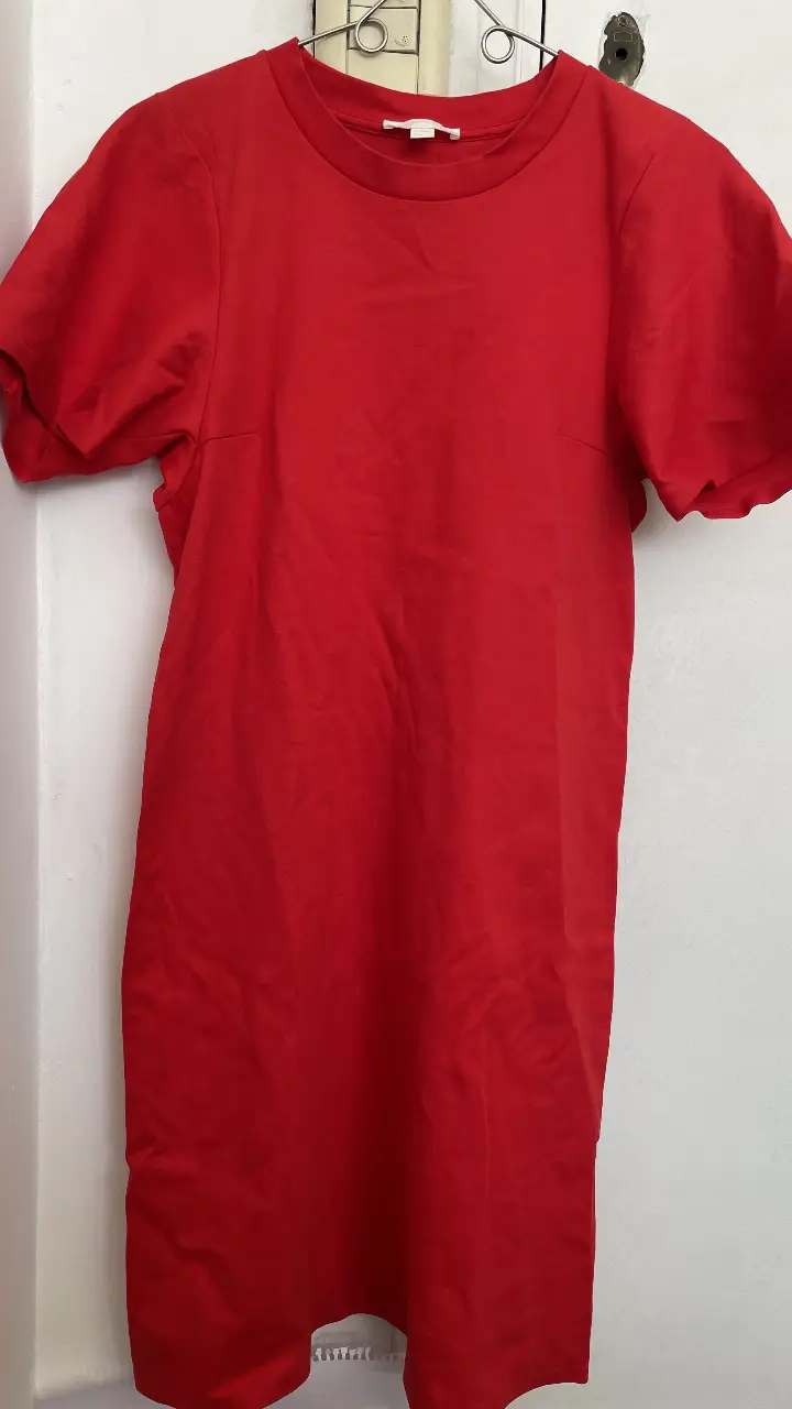 Vestido midi rojo de COS, con mangas cortas y cuello redondo. Ideal para un look casual y moderno. También puede ir para un S.