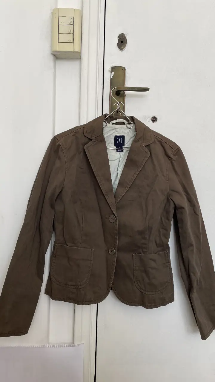 Blazer marrón de la marca GAP, talle S, ideal para un look casual o de trabajo. Confeccionado en tela de buena calidad, este blazer es perfecto para agregar un toque de elegancia a cualquier outfit.