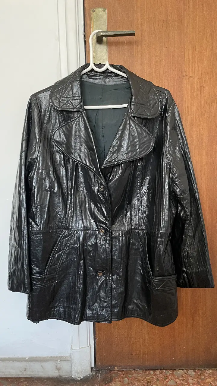 Campera negra estilo biker de cuero sintético, con botones y bolsillos. Ideal para un look vintage y canchero.