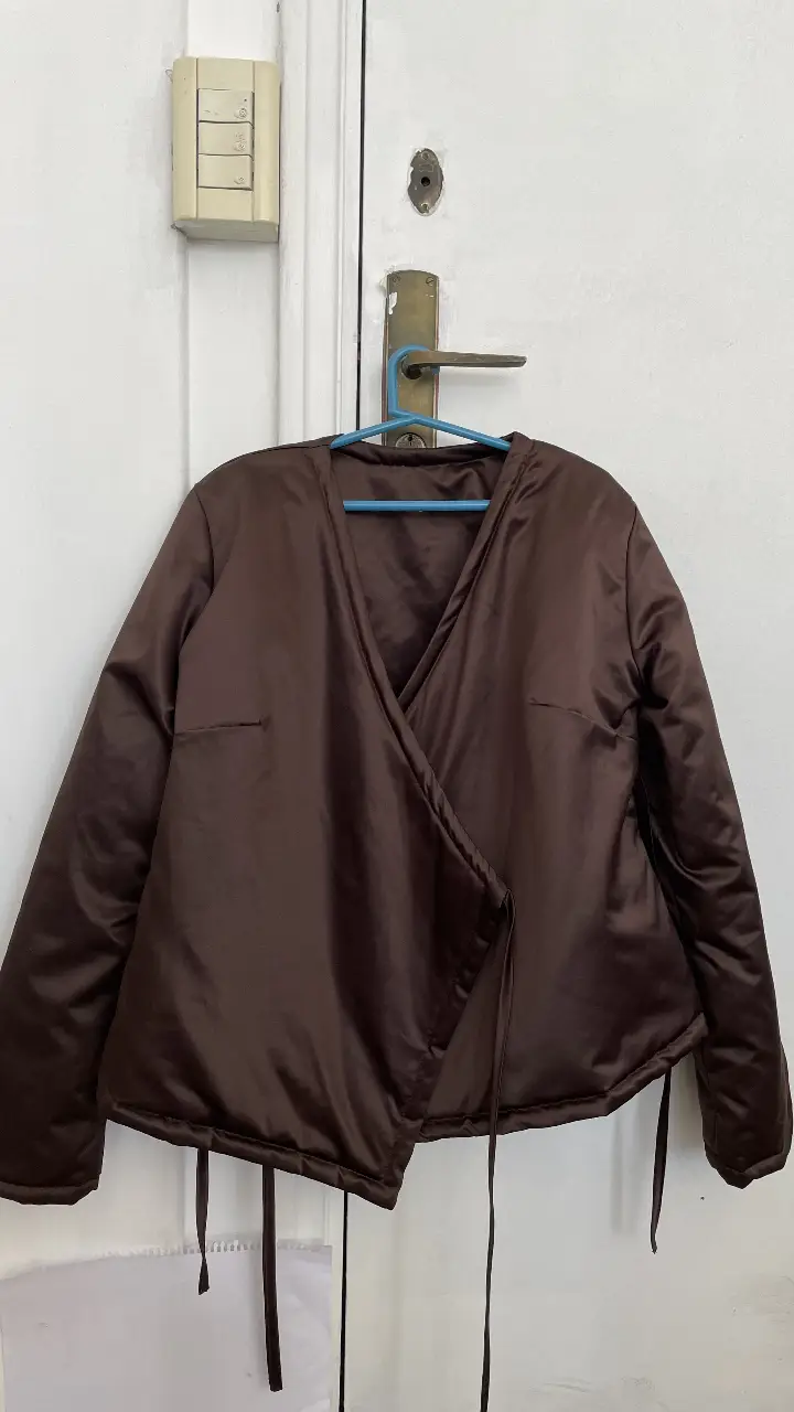 Chaqueta bomber acolchó nada de color marrón con diseño cruzado y lazos en la cintura. Ideal para un look moderno y versátil. Color chocolate. look oriental 