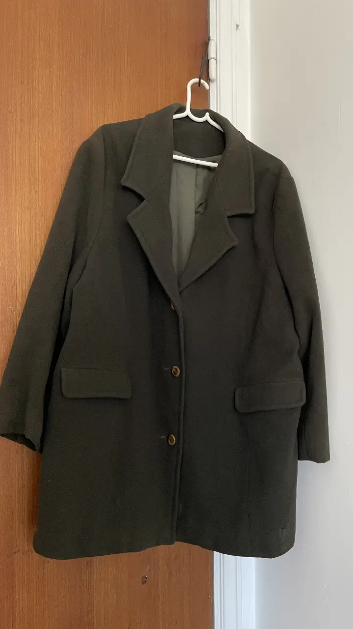 Sobretodo blazer verde oscuro de paño, con botones dorados y bolsillos. Ideal para un look elegante y abrigado.