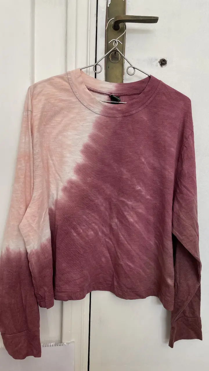 Remera manga larga con diseño tie dye en tonos rosa y marrón. Ideal para un look casual y moderno. 100% algodón.