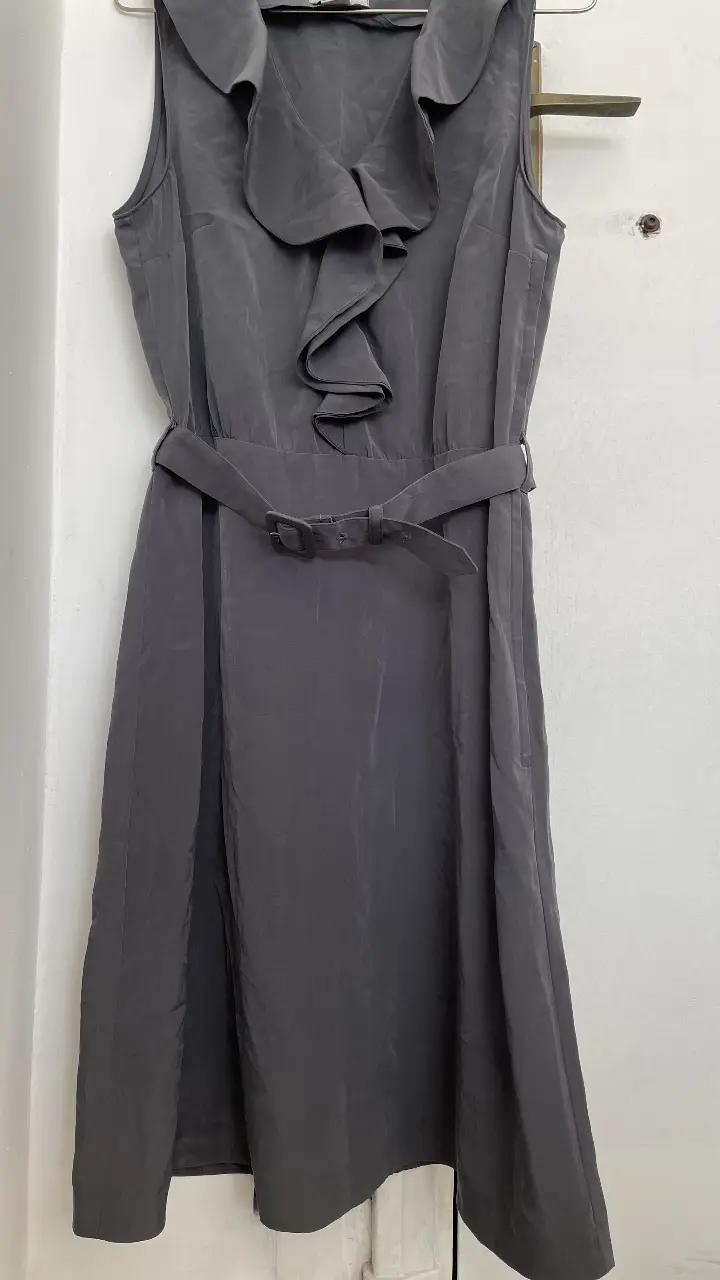 Vestido midi gris con detalle de volados en el cuello y cinturón. Talle 38 de H&M. Ideal para una salida elegante.