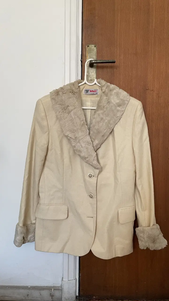 Elegante blazer beige con cuello y puños de piel sintética. Ideal para un look sofisticado y abrigado en otoño/invierno. Perfecto para ocasiones formales o para darle un toque de glamour a tu outfit diario.