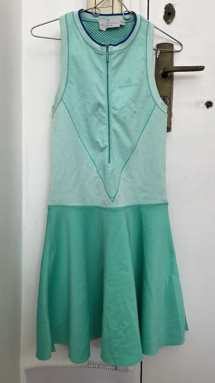 Vestido deportivo Adidas Stella McCartney, color verde agua, con cierre frontal y detalles en contraste. Talle M.