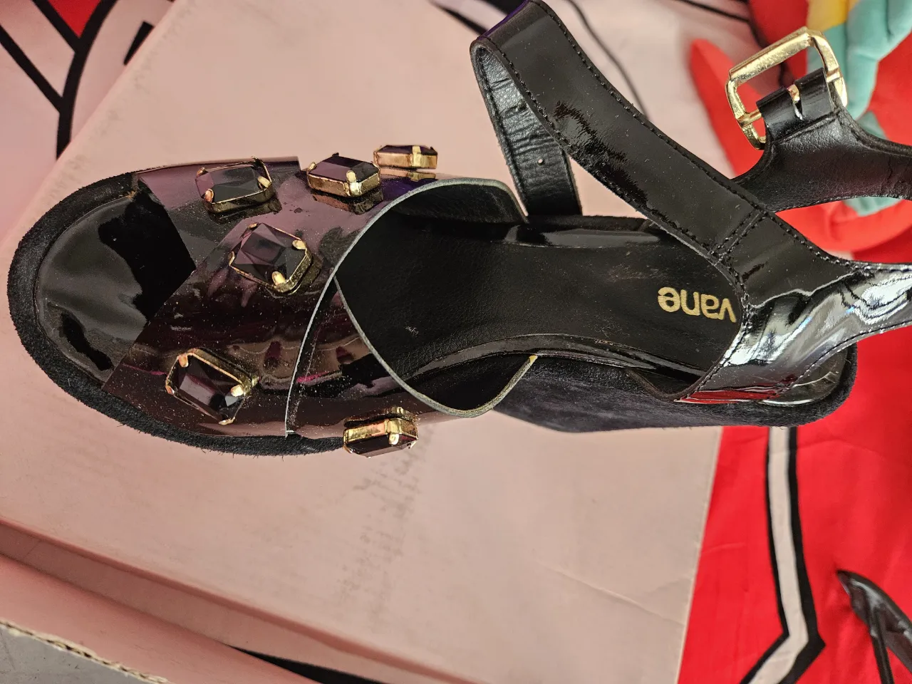 Sandalias negras de charol con apliques de piedras y hebilla dorada. Perfectas para darle un toque de brillo a cualquier look. talle 39.