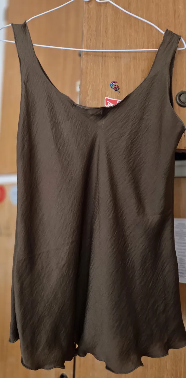 Top de mujer color marrón con textura arrugada. Ideal para un look casual o de fiesta. Diseño simple y elegante.