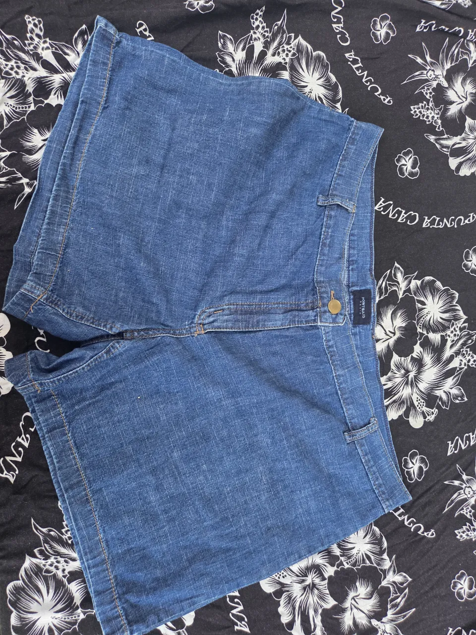 Shorts de jean tiro alto, ideales para un look casual y cómodo. Perfectos para los días de sol y para combinar con tus remeras y tops favoritos.
