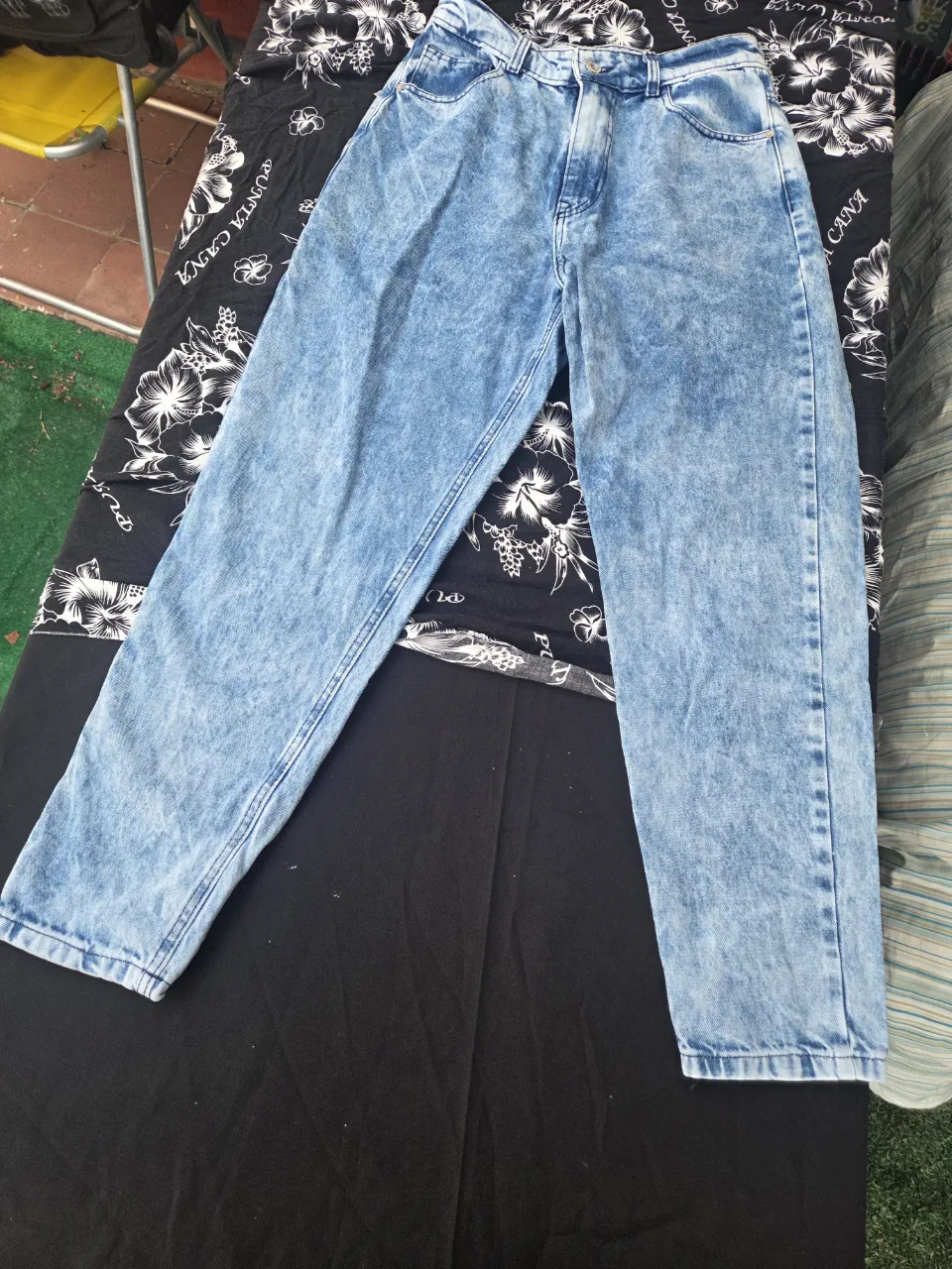 Jeans tiro alto, estilo mom, con lavado acid wash. Un clásico que nunca pasa de moda, perfecto para un look casual y canchero. Ideales para combinar con remeras básicas, tops o camisas.