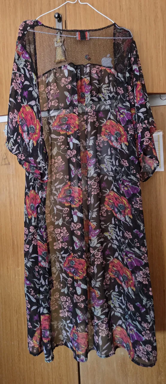Kimono de mujer con estampado floral en tonos rojos, rosas y morados sobre fondo negro. Ideal para un look bohemio y casual.