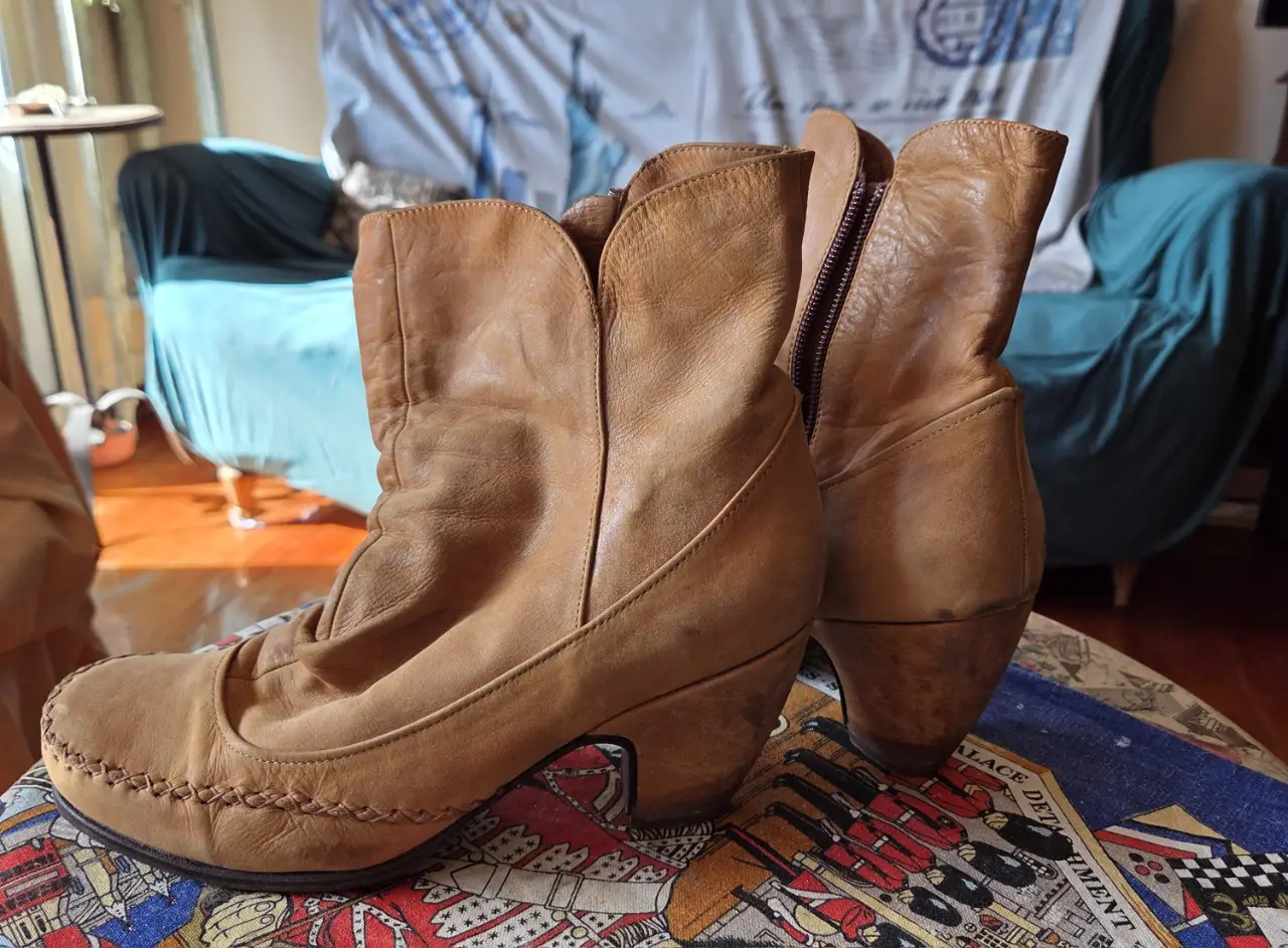 Botas de cuero marrón con taco de madera. Diseño artesanal con detalles de costura y cierre lateral. Ideales para un look boho o vintage.