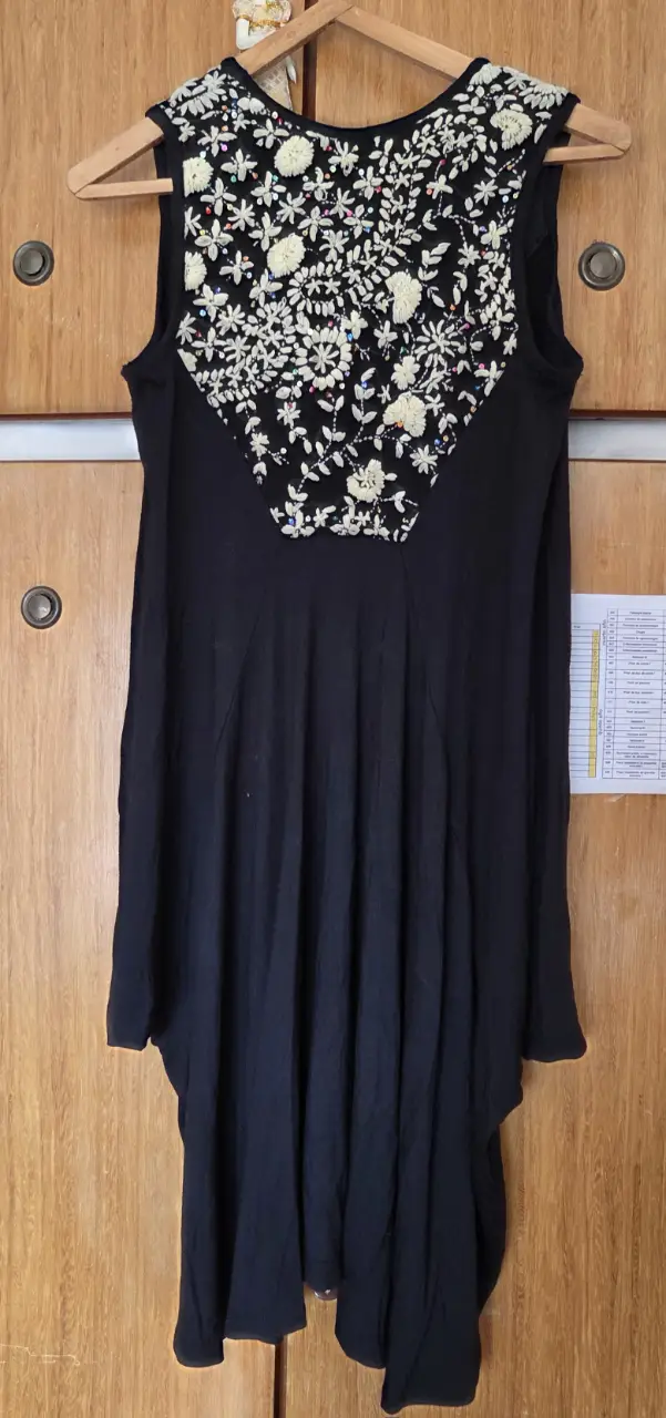 Vestido midi negro con detalle bordado en la parte superior. Ideal para eventos especiales o salidas nocturnas.