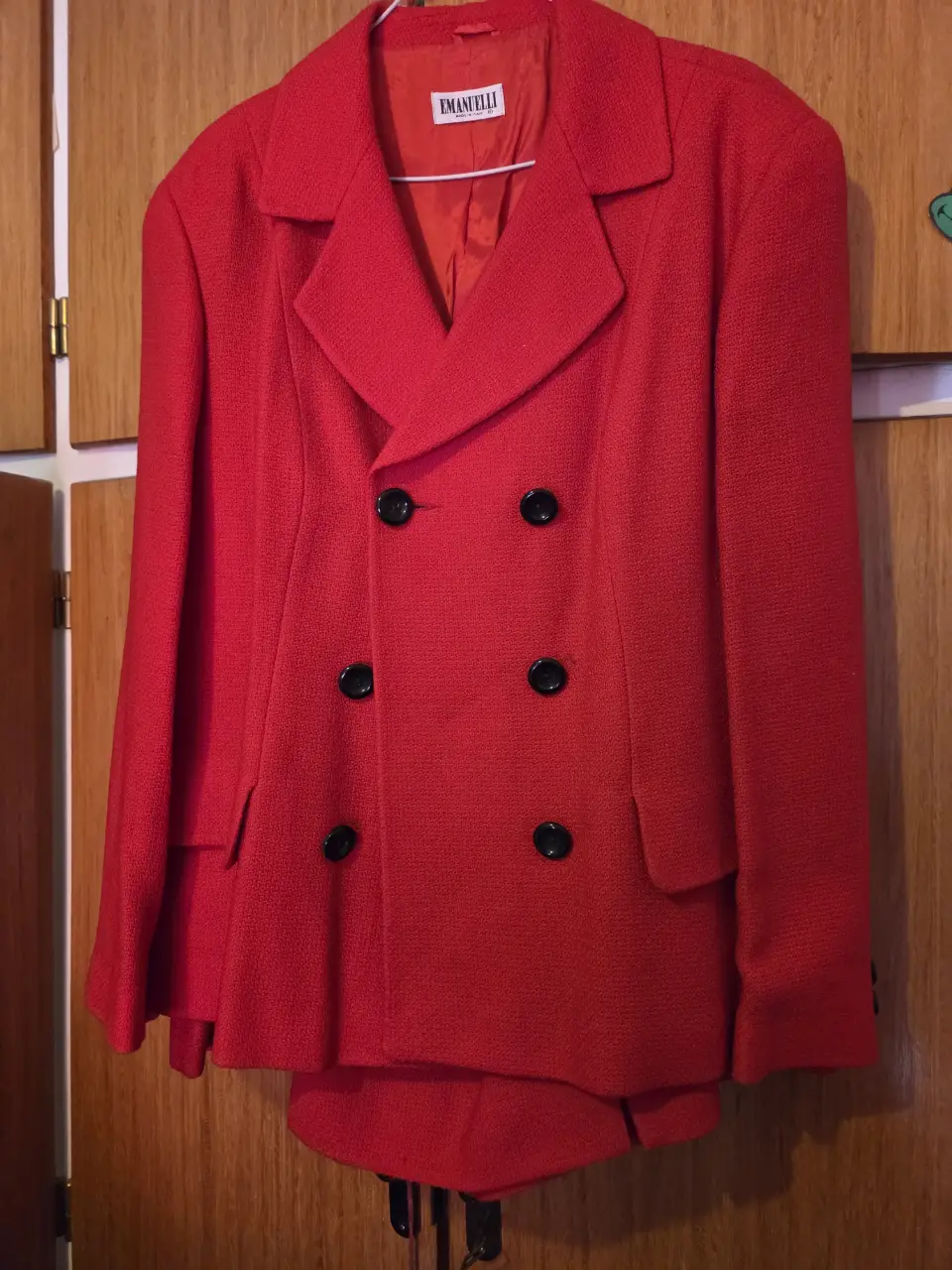 Traje de dos piezas rojo, compuesto por blazer con botones y falda a juego. Ideal para eventos formales o para darle un toque de color a tu guardarropa.