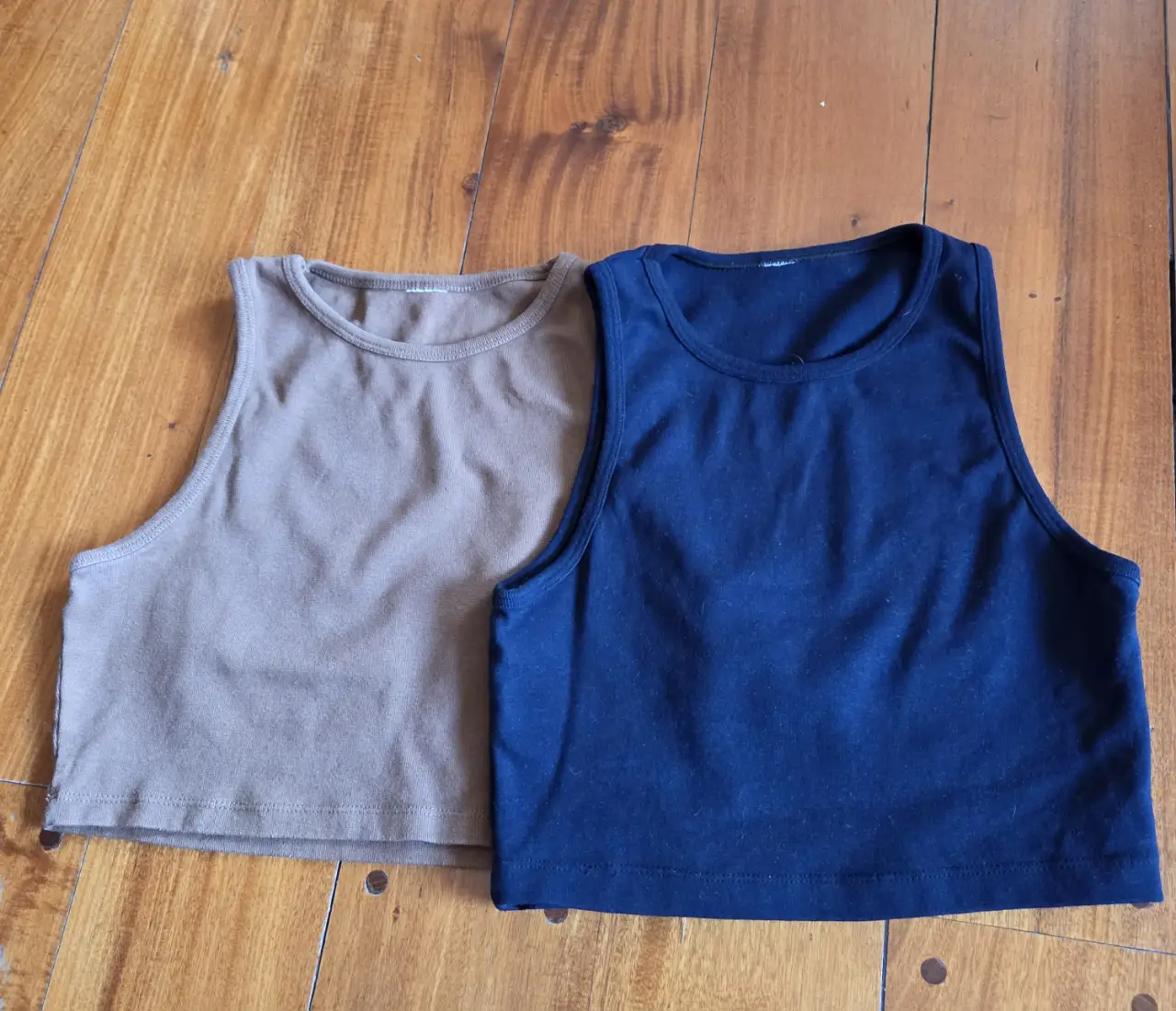 Tops de mujer, estilo musculosa, sin mangas, de color marrón y azul marino. Ideal para combinar con jeans o shorts.
