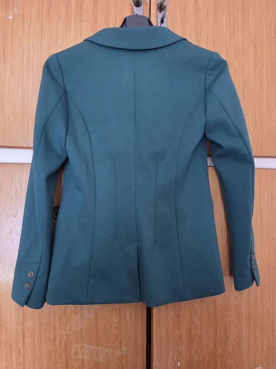 Blazer de mujer verde oscuro, ideal para un look elegante y sofisticado. Perfecto para combinar con diferentes outfits, desde formales hasta casuales.