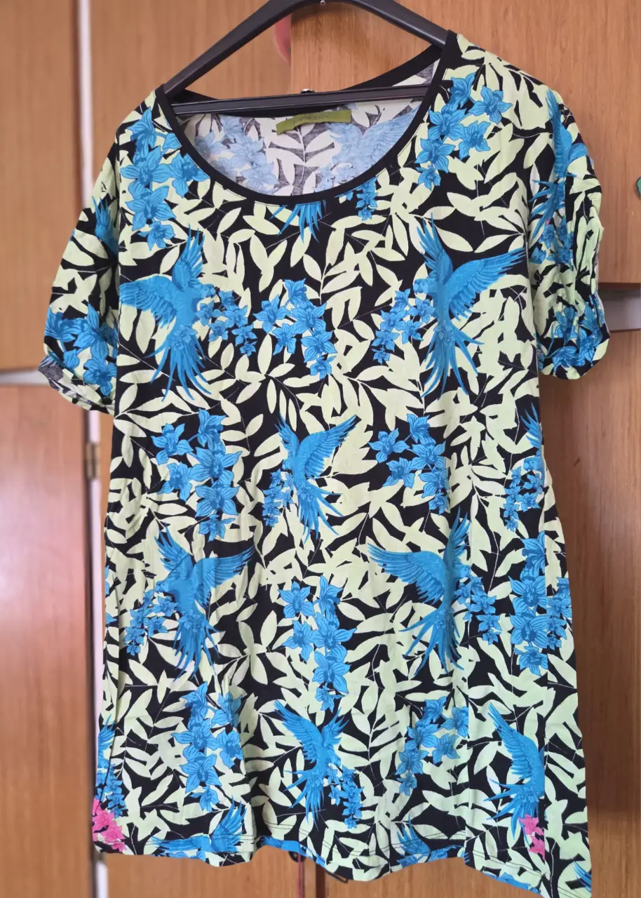 Vestido corto de mujer con estampado de aves y flores en tonos azul y amarillo. Ideal para un look fresco y moderno.