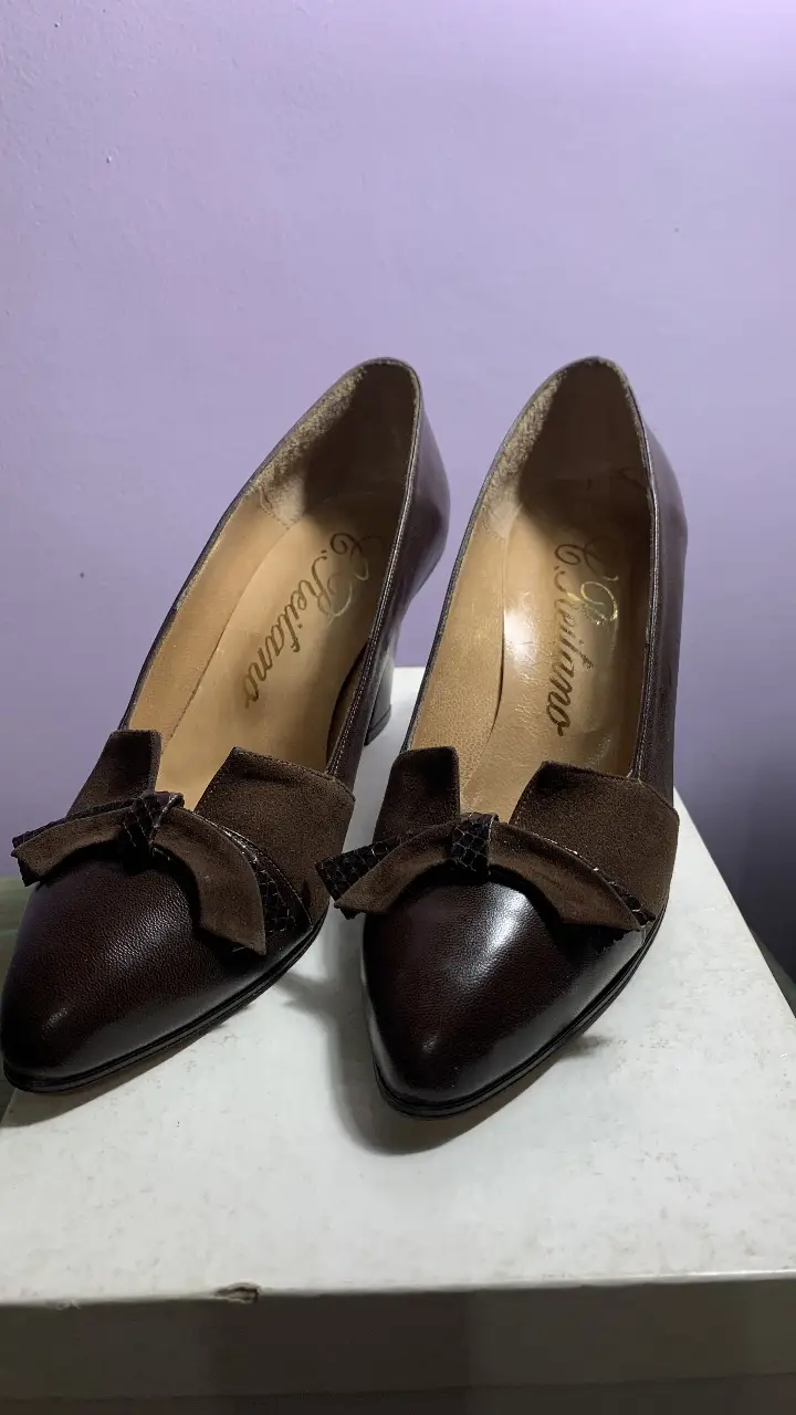 Elegantes zapatos de taco alto color marrón con moño en la parte delantera. Diseño clásico y sofisticado, ideales para ocasiones especiales. Taco 7 cm