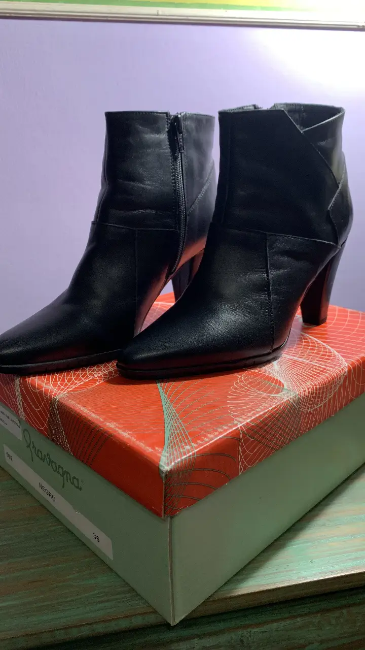 Botines Gravagna negros de cuero, con taco alto y cierre lateral. Taco de 8 cm