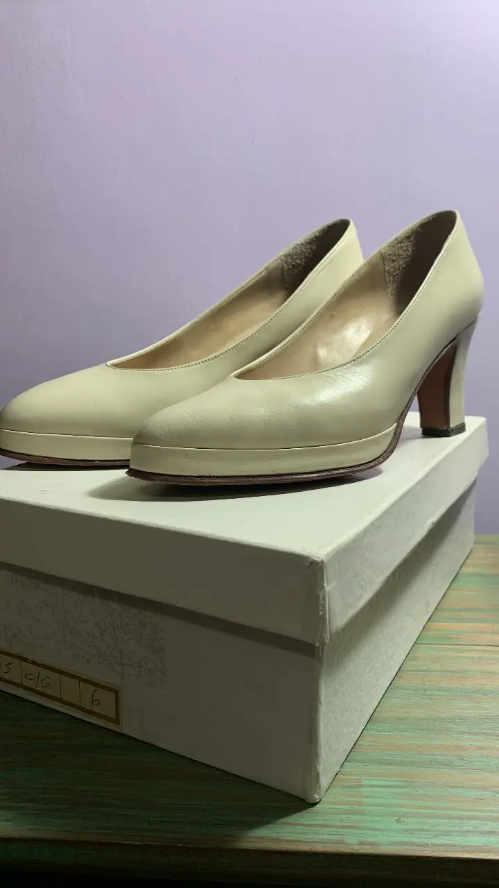 Elegantes zapatos de taco alto color crema, ideales para eventos formales. Diseño clásico y atemporal, perfectos para complementar cualquier atuendo sofisticado. Taco de 7 cm