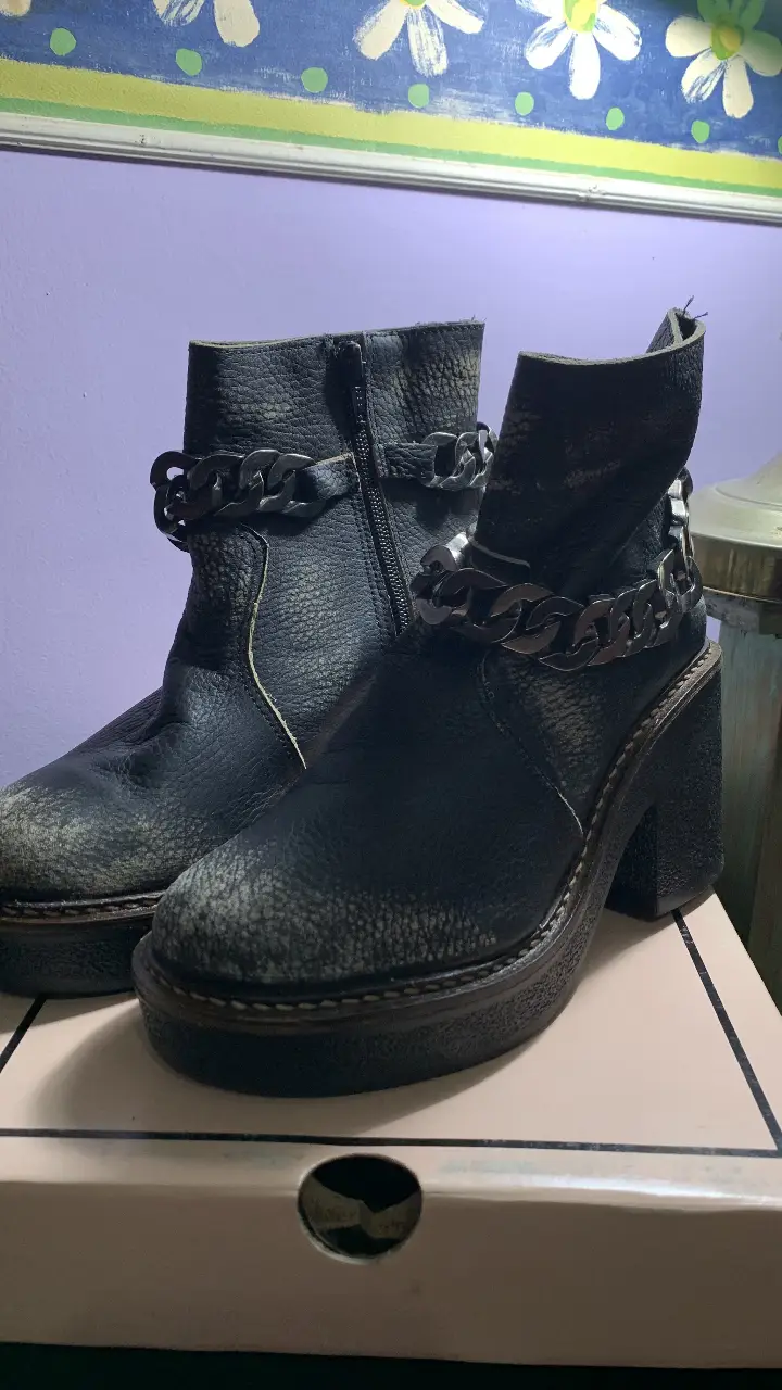 Botines negros con detalles de cadena. Estilo rocker y vintage. Plataforma y taco ancho. Ideales para un look audaz y con onda. taco de 8 cm. Cuero desgastado, son nuevas