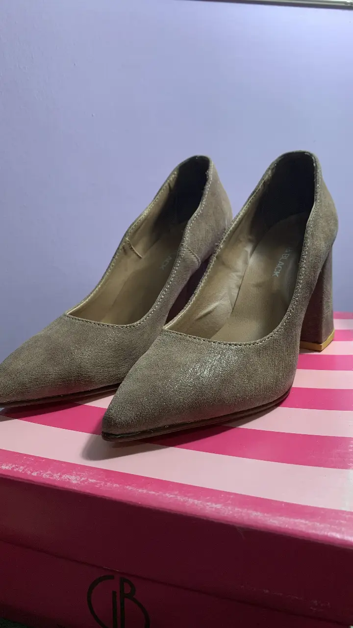 Elegantes tacos de gamuza color bison, ideales para complementar cualquier look de fiesta o evento formal. Diseño clásico con taco ancho para mayor comodidad y estabilidad. Taco de 8,5 cm