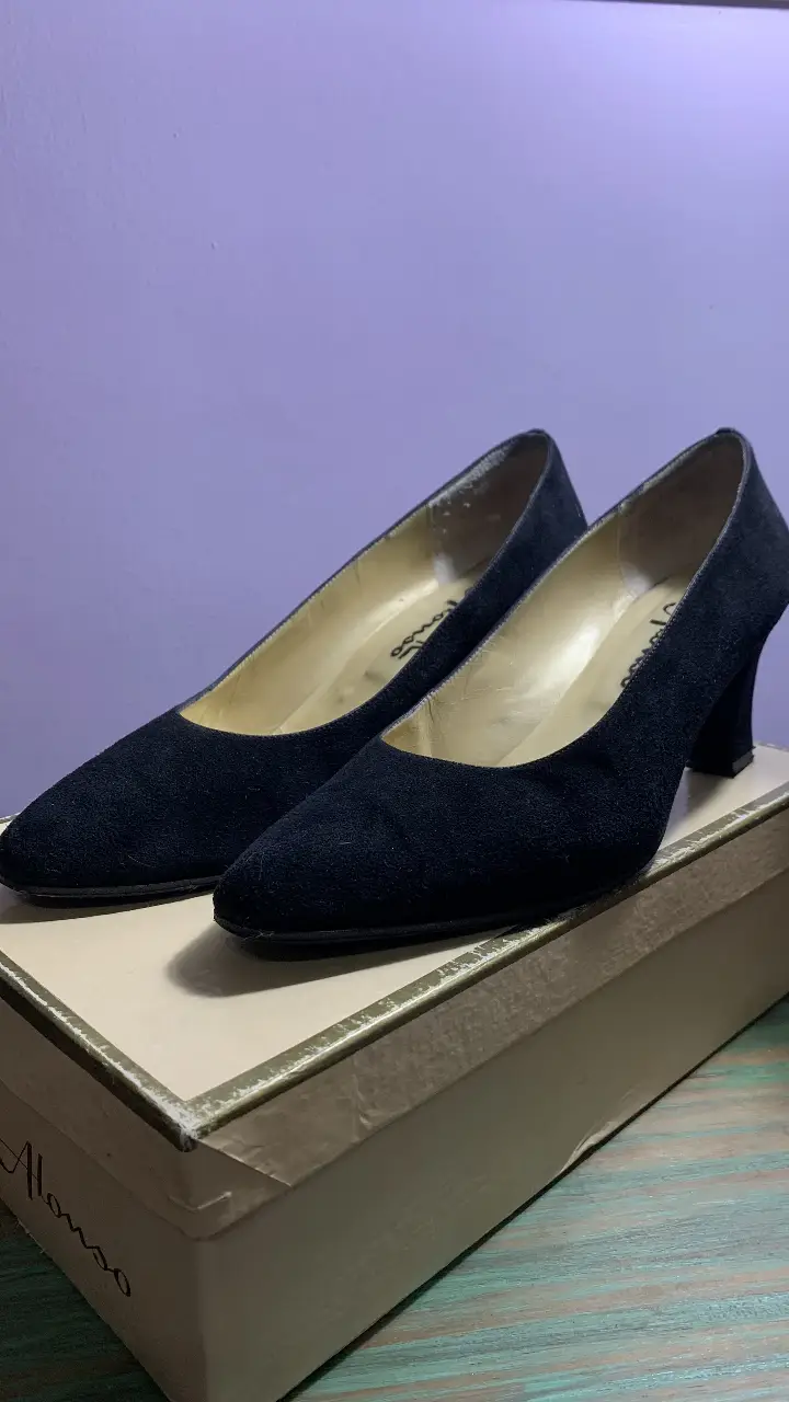 Elegantes zapatos de taco alto Alonso, ideales para eventos formales o para darle un toque sofisticado a tu look diario. Confeccionados en gamuza negra, estos zapatos ofrecen un ajuste cómodo y un diseño atemporal. Taco de 7 cm. 
