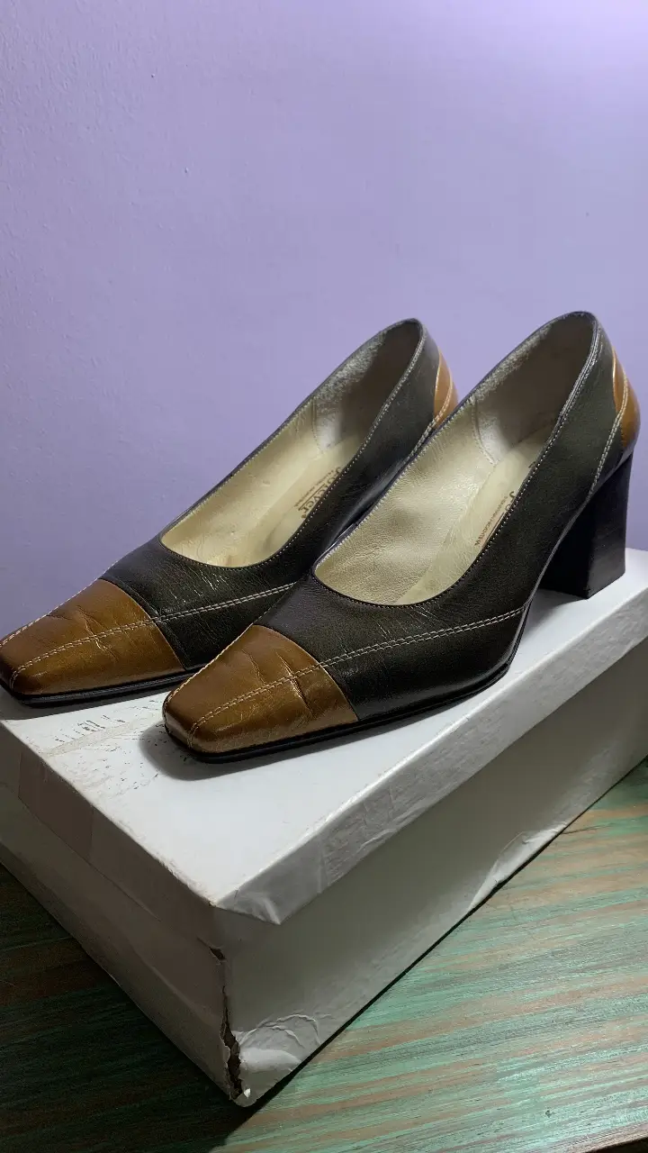 Elegantes zapatos de taco alto para mujer, con diseño bicolor en marrón y verde. Ideales para ocasiones formales y de fiesta. Taco de 6 cm
