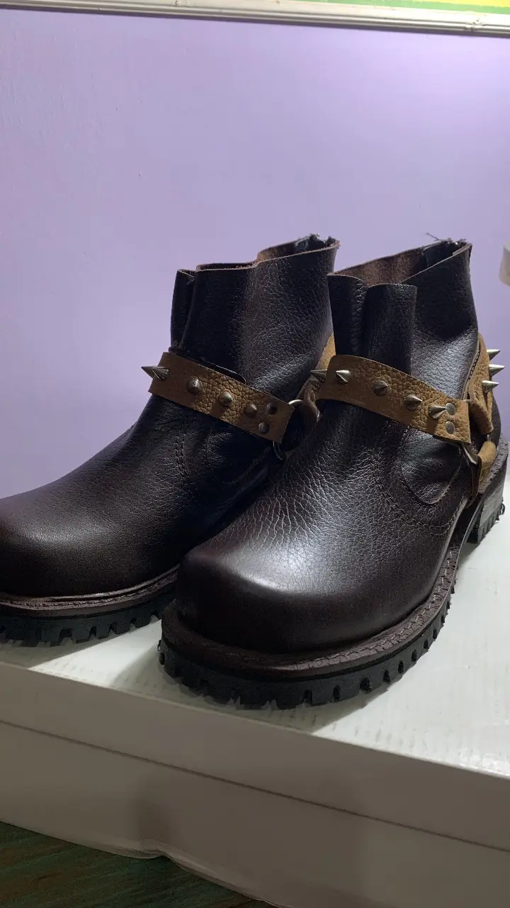 Botines de cuero marrón con detalles en color marrón claro y tachas plateadas. Diseño rocker con cierre trasero y suela robusta. Muy buena calidad, súper cómodos 