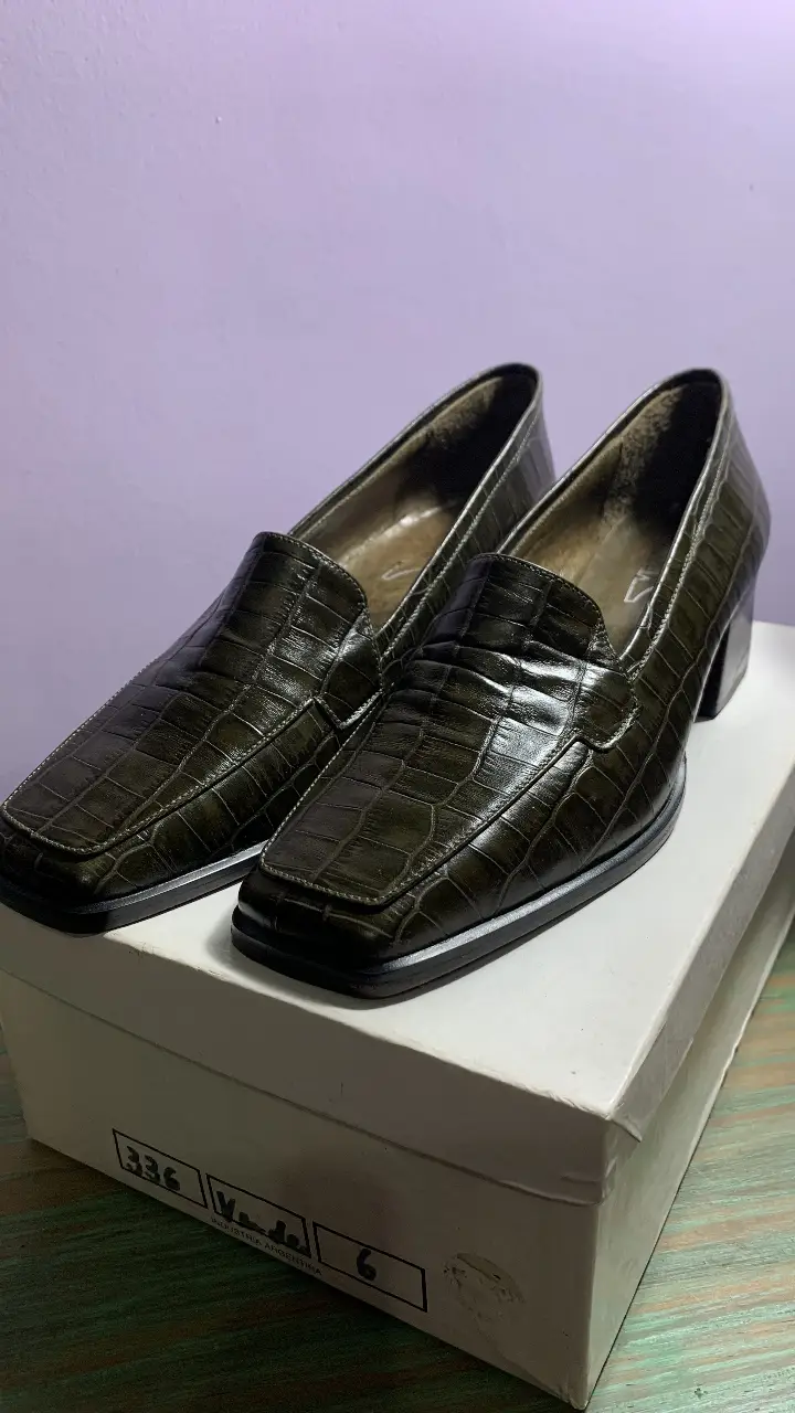 Zapatos de cuero con diseño de cocodrilo en color verde oscuro. Tienen un estilo clásico y elegante, ideales para ocasiones formales o para darle un toque sofisticado a cualquier look. Taco de 4,5 cm
