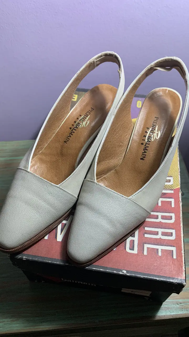 Elegantes zapatos de tacón Pierre Balmain, color tiza. Combinado cuero y gamuza con tacón de madera. Ideales para ocasiones formales o para darle un toque sofisticado a cualquier look. Taco de 6 cm
