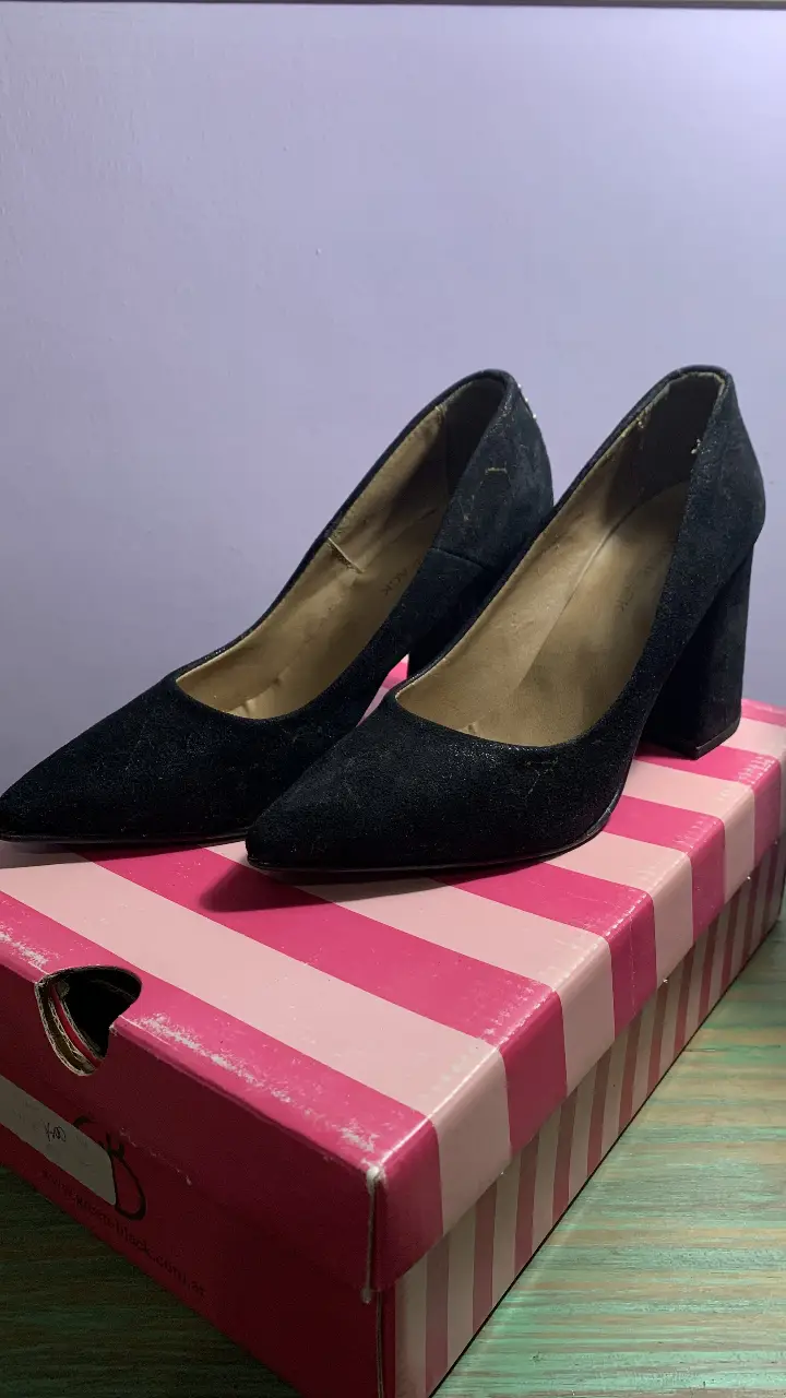 Zapatos de taco alto negros de gamuza, con detalles de tachas en la parte trasera. La tela simula ser como un mármol, con detalles en dorado. Tiene un borde desgastado por adentro, propio de haber estado sin uso, pero en el resto está impecable. Taco de 8 cm. Marca Green & Black