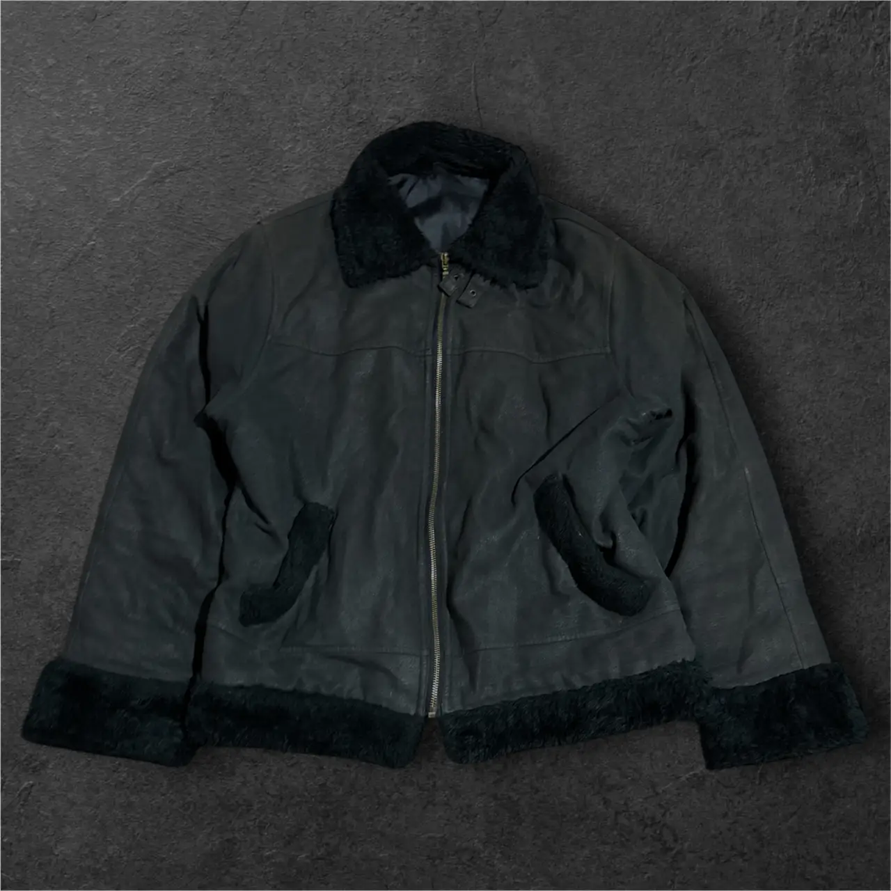 Campera negra con cuello y puños de piel sintética. Cierre frontal y bolsillos con detalle de piel. Ideal para el invierno. No tiene cuero.