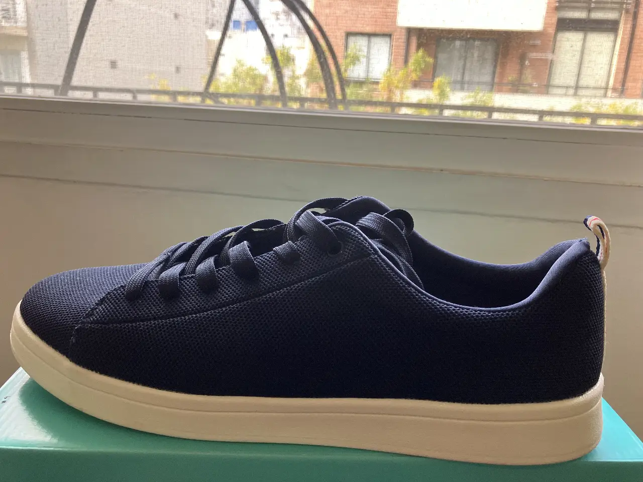 Zapatillas de hombre de color azul marino con suela blanca. Diseño casual y cómodo, ideales para uso diario. Con plantilla de memory foam para mayor confort.
