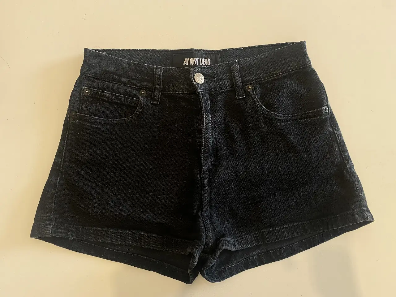Short de jean negro de la marca AY NOT DEAD, tiro alto, ideal para un look casual y moderno. Talle 30.