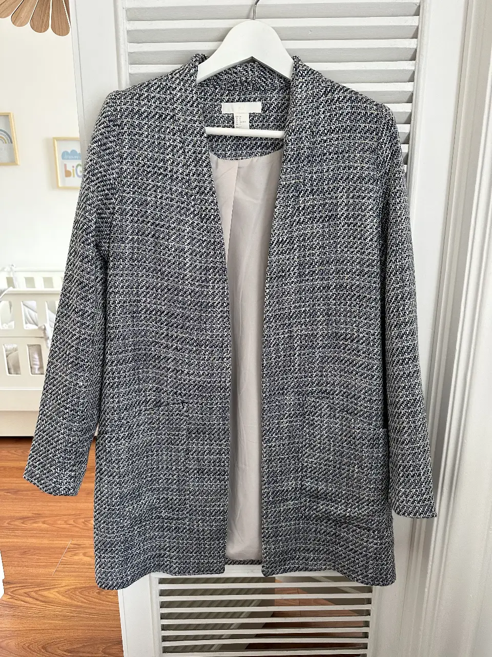 Elegante blazer largo de mujer, con diseño de tweed en azul y blanco con hilitos dorados. Ideal para un look de trabajo o una salida casual sofisticada. Marca H&M, talle 4/M