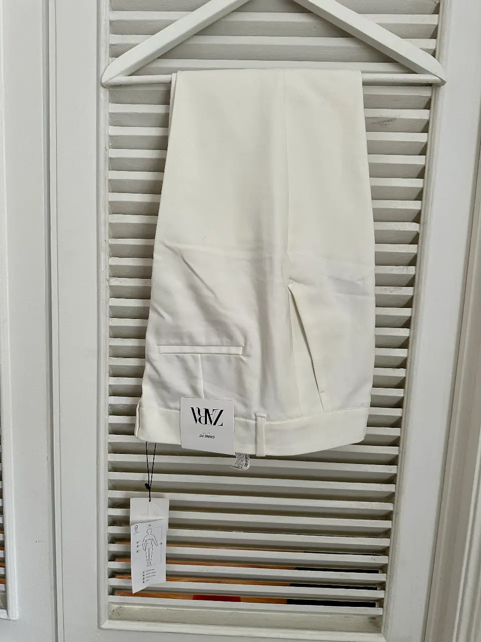 Pantalón sastrero blanco de Zara, tiro medio, corte chino/fit. Ideal para un look elegante y moderno. Mínima marca en la pierna por roce de guardado.