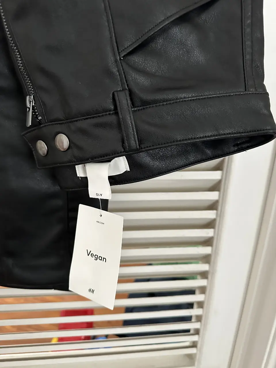 Este pantalón de cuero vegano de H&M, completamente nuevo con etiqueta, está impecable y con detalles muy modernos (cierres, botones metálicos, costuras visibles, corte recto/slim). Es talle EUR 38 / US 6. Cuero ecológico súper suave y de excelente calidad. Ideal para un look canchero y elegante.