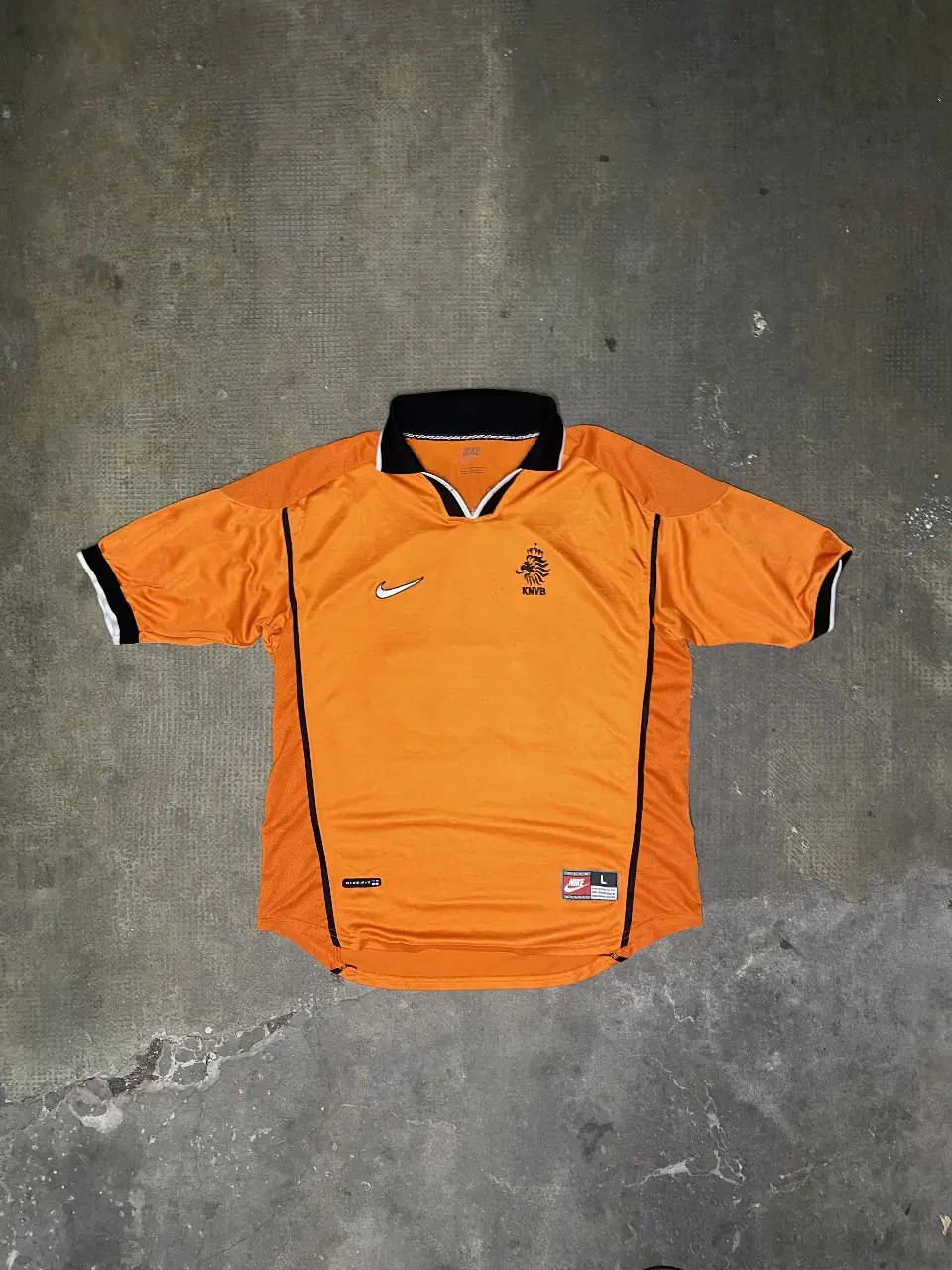 Camiseta de fútbol vintage de la selección de Holanda, color naranja con detalles en negro y blanco. Con logo de Nike y escudo de la KNVB. Talle L.