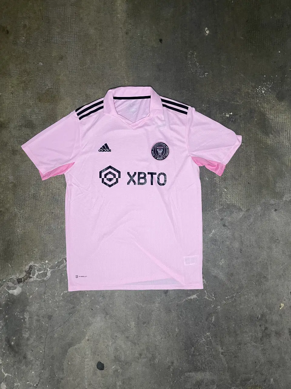 Camiseta de fútbol rosa del Inter de Miami, con el logo de Adidas y el escudo del equipo. Ideal para fanáticos y para usar en la cancha o casualmente.