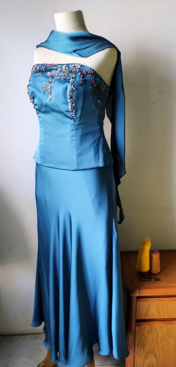 Vestido largo de fiesta azul con detalles bordados en el corpiño y un chal a juego. Ideal para eventos especiales.
