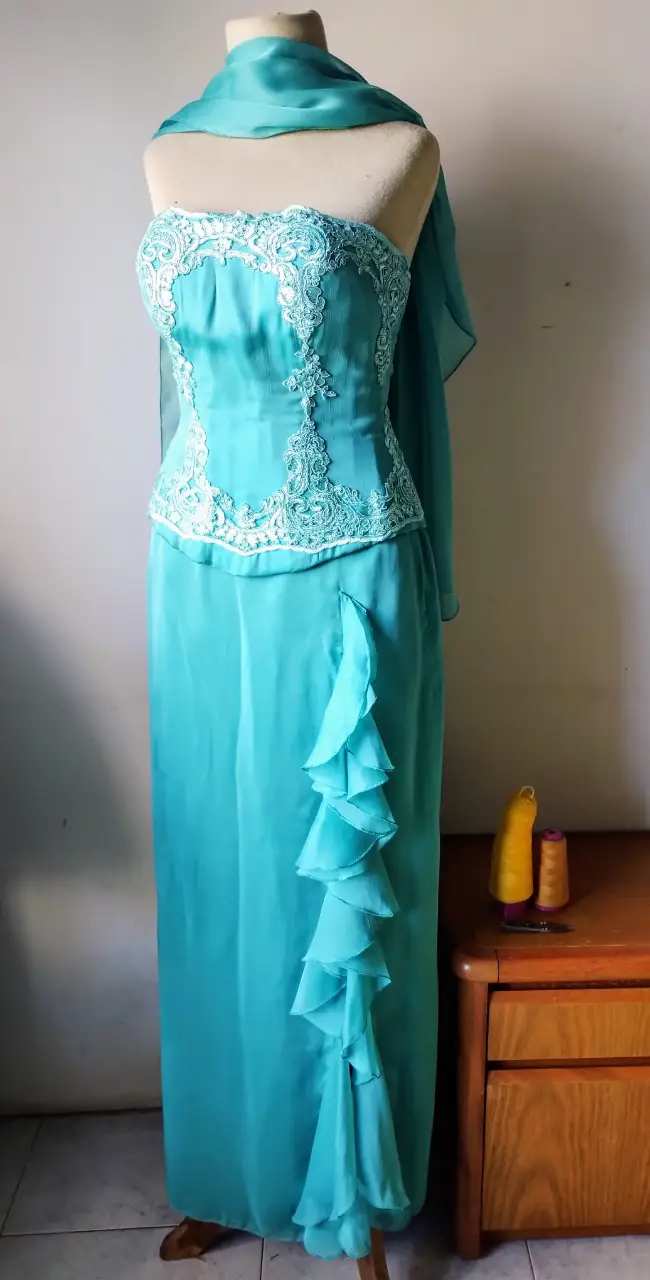 Vestido largo de fiesta celeste con corpiño strapless bordado y falda con volados. Incluye un chal a juego.