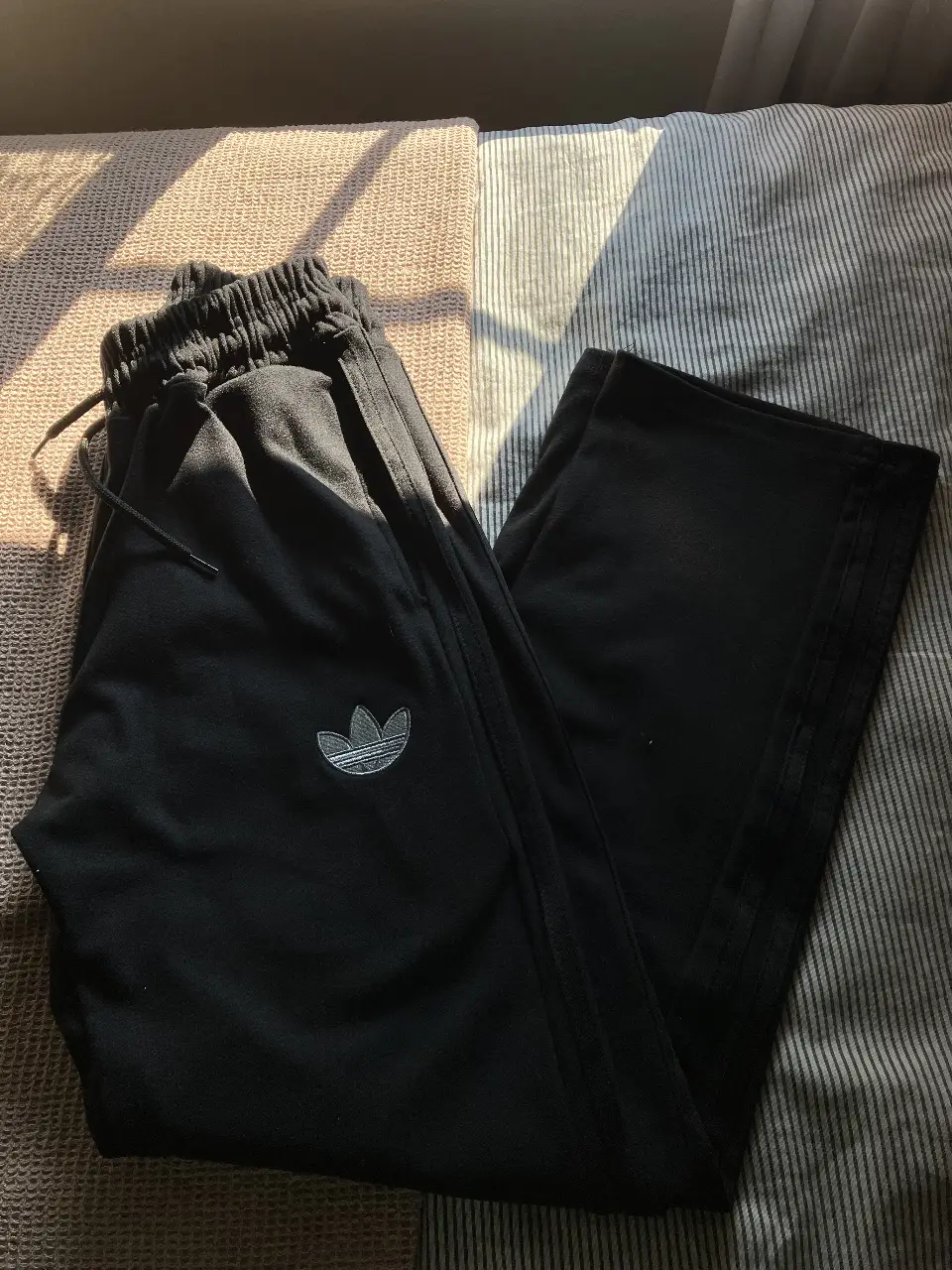 Pantalón deportivo jogging negro, con el logo de la marca en la pierna. Frizado, con cintura elastizada y excelentes terminaciones.
