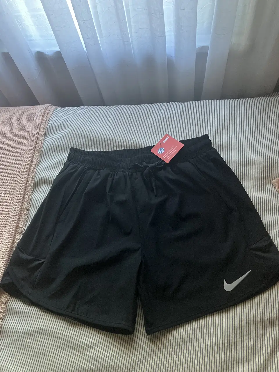 Short deportivo negro, con detalles reflectivos. Cuenta con bolsillos laterales con cierre y cintura elastizada con cordón. Ideal para entrenamientos y actividades físicas. Talle M.